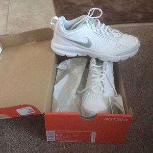 New white Nike tennis shoes 8.5